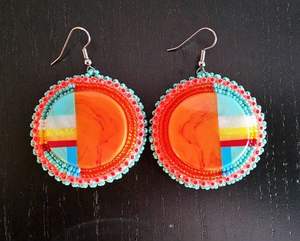 Pendientes de Cuentas de Vidrio Vívidas para un Estilo Juvenil y Moderno que Agrega un Toque de Color Juguetón y un Acento de Joyería Expresivo - Product Image 3