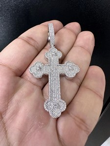 Colgante de Cruz Plateado en Rodio con Diamantes Redondos VVS y Moissanita, Amuleto Religioso, Joyería de Moda Hip Hop Unisex - Product Image 1