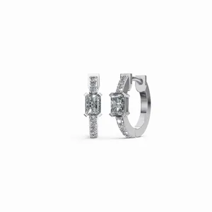 Aros de diamantes Royal Sovereign de diseño moderno en oro blanco de 18 quilates con diamantes redondos y en forma de esmeralda para mujer, de la India. - Product Image 1
