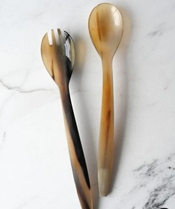 Ensemble de couverts de haute qualité, faits à la main, sculptés en corne naturelle, style animalier, pour service de table, cuillère à riz et salade. - Product Image 2