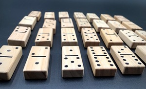 Juego de Dominó Doble Seis de Madera de Colores ILAHI, 28 Piezas, Ecológico, Tallado y Grabado, Diseño Antiguo, Caja Rectangular Alta de Madera - Product Image 1