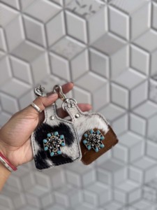 Nouveau porte-clés en cuir de vachette 2026, forme rectangulaire, design unique, décoré de conchos western et de pierres turquoise, accessoire unisexe - Product Image 4