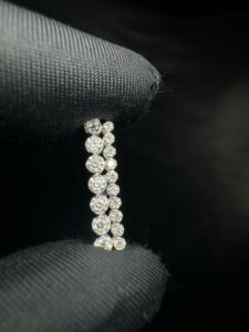 Pendiente de Barra Recta de Oro de 14K con Diamante, Diseño con Diamante Cultivado en Laboratorio con Engaste Invisible - Product Image 2