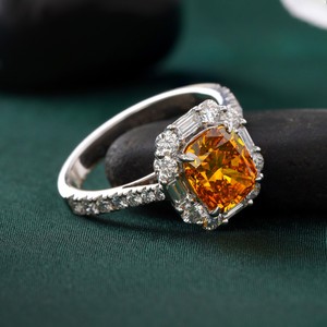 Bague en or 14 carats avec diamant de laboratoire taille coussin rouge orangé fantaisie de 2,01 carats – Bagues de mode colorées et audacieuses - Product Image 3