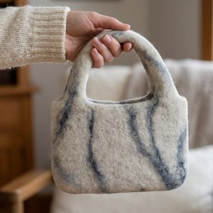 Bolso de Mano Hecho a Mano 100% de Fieltro de Lana Natural, Bolso Tote Ecológico con Patrón de Mármol para Mujer, Bolso de Lana Sostenible de Boutique - Product Image 3