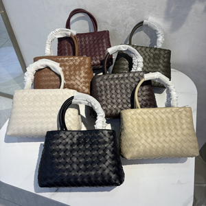 Sac fourre-tout classique pour femme en cuir tressé noir avec anse supérieure et bandoulière amovible, motif losanges et fermeture à rabat - Product Image 6