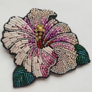 Broche colorée brodée de perles, faite à la main, élégante, artisanale, avec perles de verre de qualité supérieure H - Product Image 1