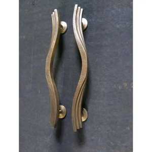 Manijas de Puerta Curvas de Latón de Lujo, Tiradores de Armario de Bronce Antiguo Texturizado, Herrajes Creativos para Gabinetes y Alacenas - Product Image 1