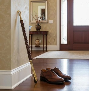 Outil de polissage de chaussures élégant en bois fait main avec manche brun poli et pointe dorée, décoration moderne pour la maison - Product Image 4
