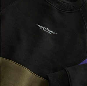 เสื้อสเวตเชิ้ตผู้ชายแบบคัลเลอร์บล็อก คอกลม แขนยาว ผ้าฟลีซ สไตล์สตรีทแวร์ลำลอง มีกระเป๋าทรงโอเวอร์ไซส์ แบบมีฮู้ด - Product Image 2