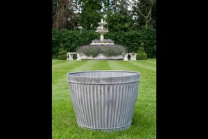 Maceta Grande de Metal Galvanizado, Estilo Rústico, Ideal para Decoración de Jardín, Paisajismo y Exhibición de Flores, Procedente de India - Product Image 1