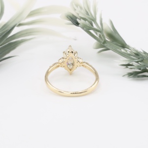 Bague de fiançailles classique en or jaune avec diamant de laboratoire taille marquise, solitaire à grappe sur épaule et bande conique, bijoux fins pour femme - Product Image 4