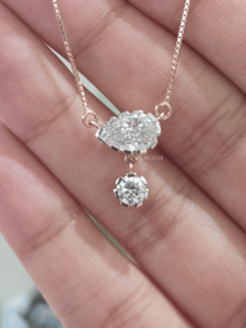 Collier pendentif en diamant de laboratoire taille ovale certifié IGI 1,90 ct en or blanc 14 carats, design classique en forme de goutte, serti à griffes, pour femme - Product Image 2