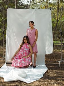 Robe sans manches à carreaux rouges, longueur genou, avec détails boutonnés, style décontracté d'été, en coton tissé et fibre de bambou, taille naturelle, col rond - Product Image 5