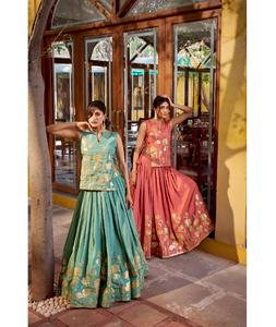 Lehenga Choli de estilo indio moderno, de material brillante puro con bordado de hilo y detalles en foil, listo para usar, con top superpuesto. - Product Image 1