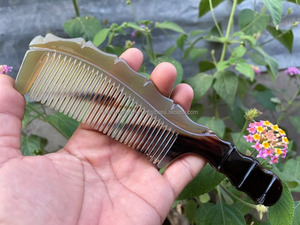 Peigne en corne de buffle naturelle artisanal avec des dents fines et larges pour les cheveux et la barbe à prix de gros de falak World Export - Product Image 5