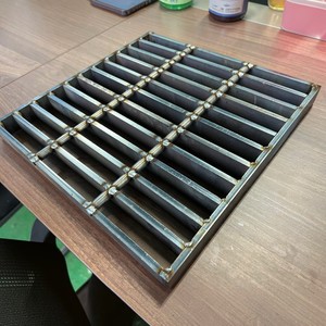 Grille en acier légère résistante à la corrosion - Product Image 2
