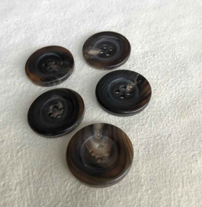 Boutons en corne de buffle noire avec une teinte blanche naturelle, écologiques, faits à la main par Blossom Craft India - Product Image 1