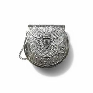 Bolso de Mano Artesanal de Metal Grabado en Plata Estilo Bohemio Étnico Tradicional de God Grace Craft, con Logotipo Personalizado para Recuerdos de Boda - Product Image 5