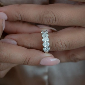 Anillo de Eternidad de Oro Blanco de 14k con Diamante Cultivado en Laboratorio, Corte Ovalado, 1.00 Quilates, Color F, Claridad VS1, Certificado IGI, Joyería de Diamantes CVD - Product Image 2