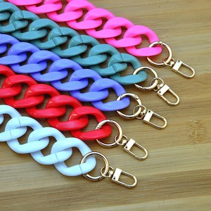 Adorno Decorativo de Cadena de Resina Hecho a Mano para Espacios Modernos - Product Image 3