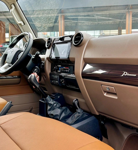 รถกระบะมือสอง LC79 ดับเบิ้ลแค็บ 4x4 ปี 2023 เครื่องยนต์ 4.1-6 ลิตร เกียร์ธรรมดา หลังคาพาโนรามา ไฟหน้า LED เบาะหนังสีเข้มด้านซ้าย 360 - Product Image 4
