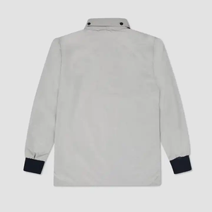 Veste Coach décontractée minimaliste grise, tissu nylon léger, fermeture à boutons pression, style streetwear urbain pour homme. - Product Image 2