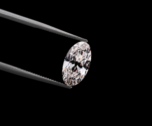 เพชร OM GEMS 1.05 กะรัต รูปทรงวงรี เพชรเลี้ยงในห้องปฏิบัติการ (Moval) สีแฟนซี เจาะด้วยเลเซอร์ สำหรับแหวนหมั้นและแหวนแต่งงาน รับรองโดย IGI - Product Image 3