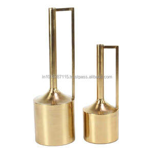 Jarrón de metal grabado ideal para interiores de estilo tradicional que ofrece una agradable apariencia decorativa de inspiración cultural - Product Image 1