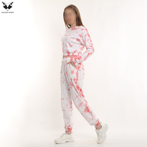 Conjunto deportivo elegante para mujer con top corto, camisa y pantalones jogger, chándal de dos piezas para fitness, yoga y ropa urbana. - Product Image 4