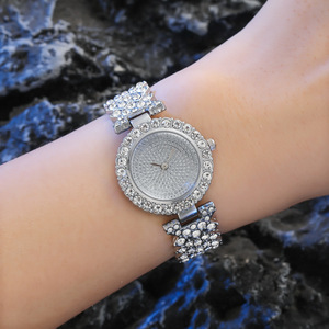 Reloj de Cuarzo para Mujer con Caja y Correa de Aleación con Incrustaciones de Diamantes de Imitación y Pantalla de Agujas - Product Image 2