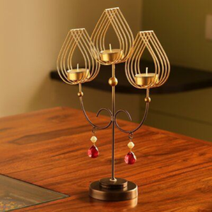 Candelabro minimalista en forma de torre espiral dorada que sostiene seis velas de pilar en un diseño escalonado. Disponible a precios de mayorista. - Product Image 2