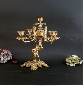 Impresionante conjunto de reloj y candelabro de tres piezas en oro con un aspecto magnífico. Disponible a precios de mayorista. - Product Image 4