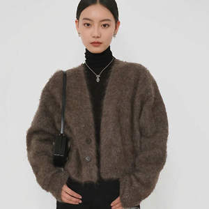 เสื้อคลุมไหมพรมกำมะหยี่สำหรับผู้หญิงไซส์ใหญ่ สไตล์ลำลอง แขนยาว ดีไซน์หรูหรา สำหรับฤดูใบไม้ร่วง  ผ้าเนื้อแน่น ติดกระดุมเม็ดเดียว แขนถอดได้ แต่งขนเฟอร์ - Product Image 3