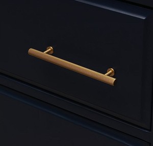 Poignée de tirage moderne en laiton massif, design moleté, quincaillerie de cuisine durable, poignée de tiroir, de commode ou de porte de placard avec finition naturelle - Product Image 5