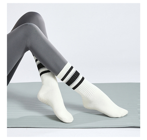 Chaussettes de sport personnalisées professionnelles pour la course à pied, le yoga, le basketball, séchage rapide, respirantes, écologiques, en spandex/polyester/coton pour l'automne - Product Image 2