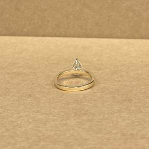 เครื่องประดับดีไซน์เนอร์ทองคำ 9KT สีเหลือง ประดับเพชรโมอิสซาไนต์ น้ำหนักรวม 5.120 กรัม ดีไซน์ทันสมัย หรูหรา เหมาะสำหรับงานแต่งงานและงานเลี้ยง - Product Image 2