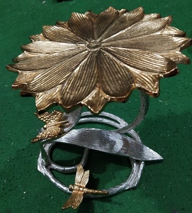 Support à gâteau de style fleur en aluminium moulé argent et or Vaisselle artisanale en métal de qualité supérieure pour la décoration des vacances - Product Image 2