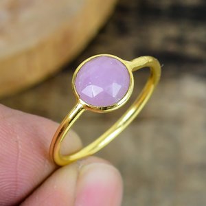 Bague artisanale en saphir rose rond de 5 mm, or 18 carats micro-plaqué sur argent sterling 925 - Product Image 1