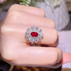 Magnifique bague en or 18 carats sertie d'un rubis naturel non chauffé de 1,25 ct, couleur sang de pigeon, taille ovale, avec 49 grands diamants de haute qualité. - Product Image 1