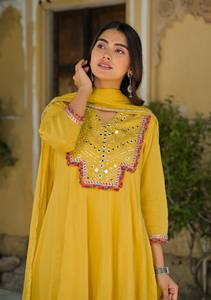 Ensemble Salwar Kameez en coton brodé jaune pour femmes avec dupatta, manches 3/4, longueur genou, tenue de fête traditionnelle, style pakistanais - Product Image 2