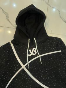 Sweat-shirt à capuche surdimensionné Relicstar en coton 100% avec strass noirs et impression graphique, style streetwear urbain - Product Image 4