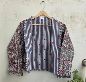 Veste matelassée en coton tricoté indien faite à la main, imprimée à la sérigraphie florale de qualité supérieure, réversible, pour l'hiver et les activités de plein air - Product Image 2