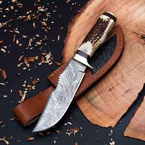 Cuchillo de caza hecho a mano de acero de Damasco de PAK ENTERPRISES con mango de asta natural, guardacuchillo de latón y funda de cuero premium, personalizado. - Product Image 2