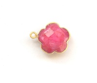 Magnifique connecteur en forme de trèfle plaqué or 18 carats, fait main, avec rubis teint à facettes, simple ou double attache, 14 x 14 mm – Le cadeau idéal