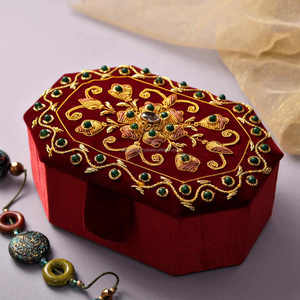 Boîte de rangement de luxe en carton épais pour bijoux de mariage, avec fermeture magnétique et design gravé - Product Image 6