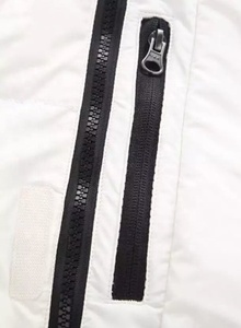 Veste d'hiver longue à capuche en duvet blanc coupe-vent pour homme, parka décontractée pour l'extérieur avec fermeture éclair et logo sur la manche - Product Image 3