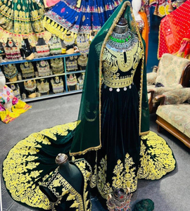 Robe de soirée de luxe en velours brodée avec traîne cathédrale pour femme, col halter sans manches - Product Image 2