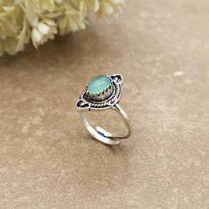 Bague Unisexe Tribale Faite à la Main en Argent Sterling 925 avec Sertissage Clos en Laiton et Calcedoine Aqua, Bijou Bohème avec Pierre Précieuse Ovale - Product Image 3