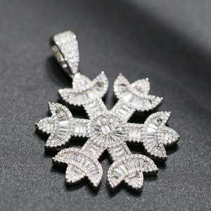 Collier en Moissanite Scintillant avec Pendentif Flocon de Neige Hiphop de Luxe Argenté, Bijou Élégant au Design Hivernal - Product Image 2